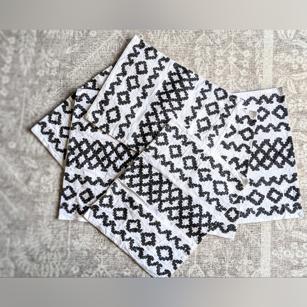 Set of 6 Placements with Aztec Design Navy Silver White